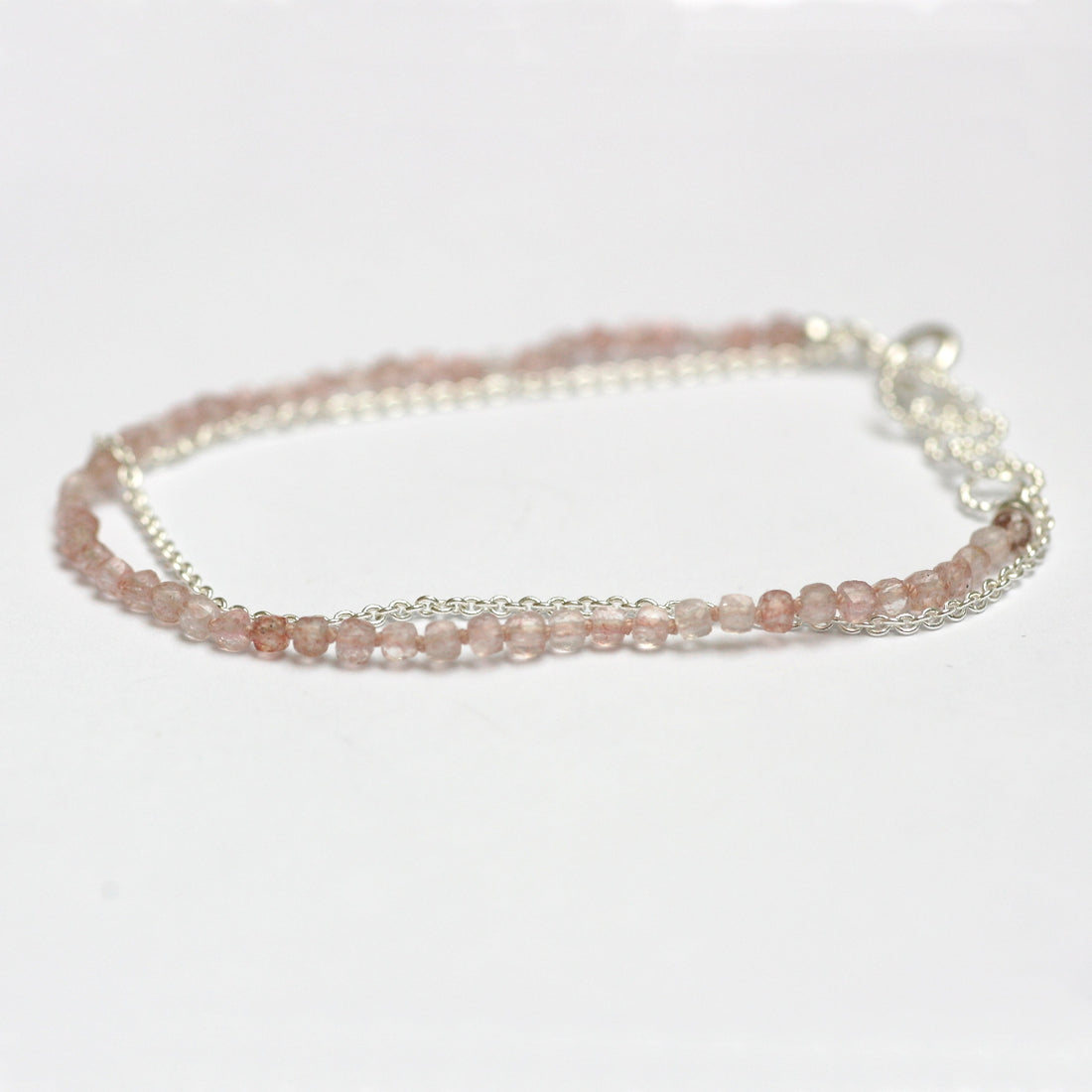 Armbänder mit Silber und Steinen