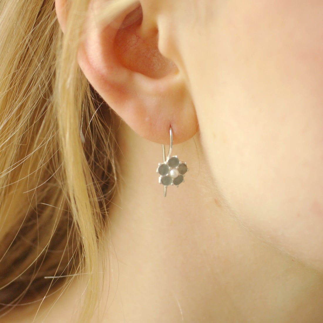 Zilveren oorbellen met emaille en een parel- Hester Zagt