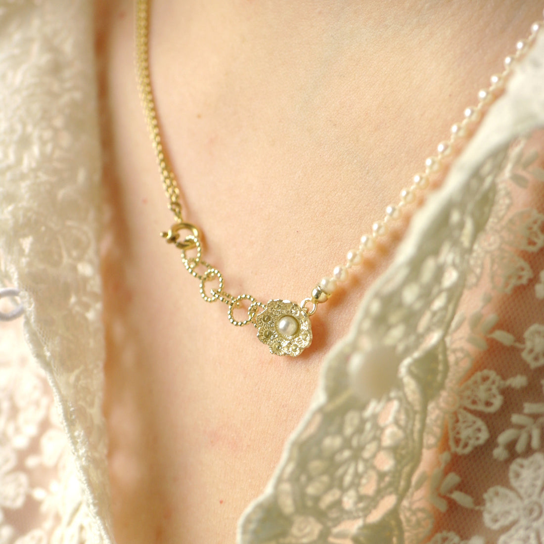 zeeuwse knoop ketting in goud met witte parels-Hester Zagt