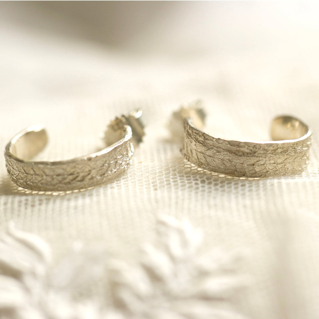 Handgemaakte zilveren oorbellen, geïnspireerd op kant-Hester Zagt