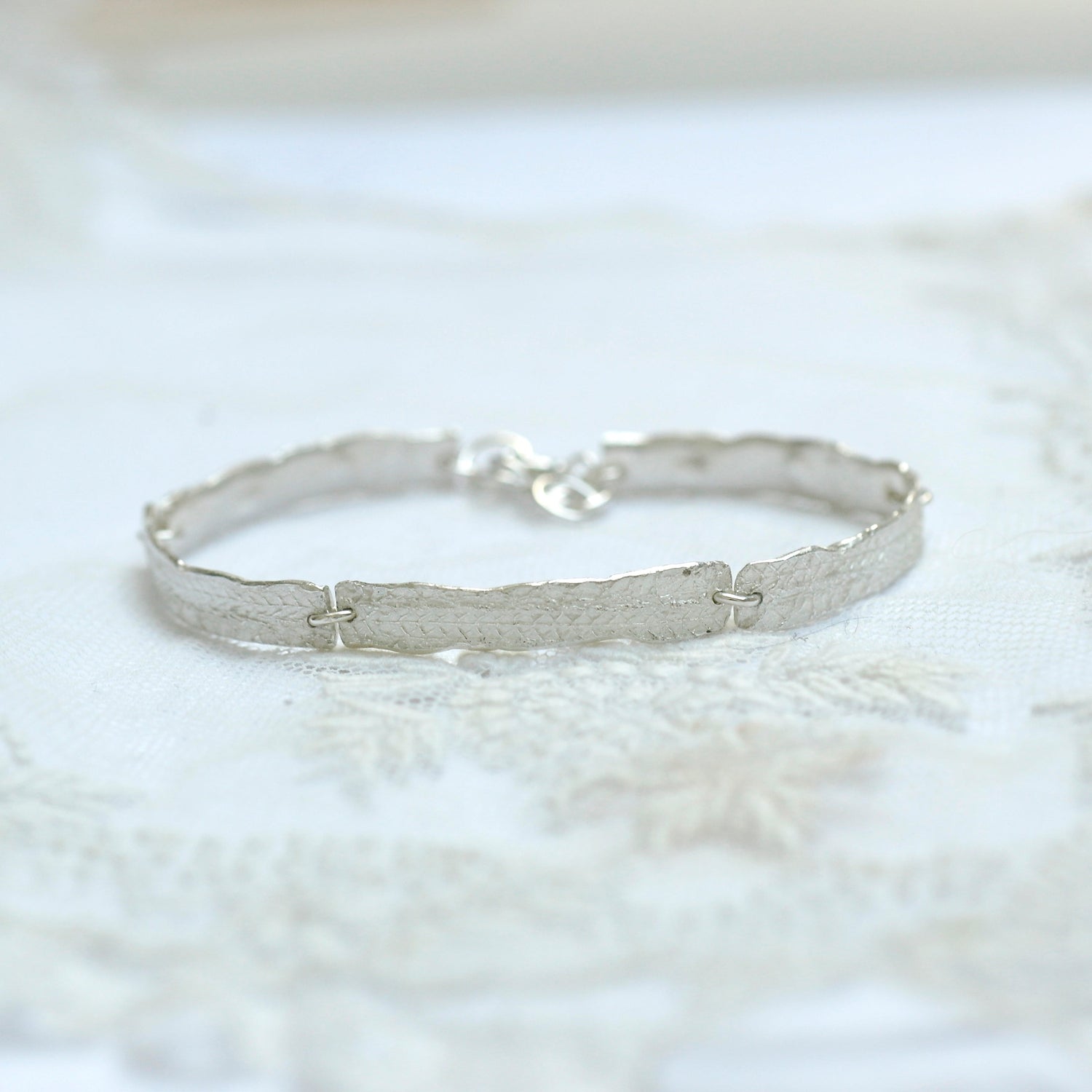 Zilveren armband met reliëf van echt kant, uniek handgemaakt sieraad uit de collectie “Kant in Zilver”-Hester Zagt
