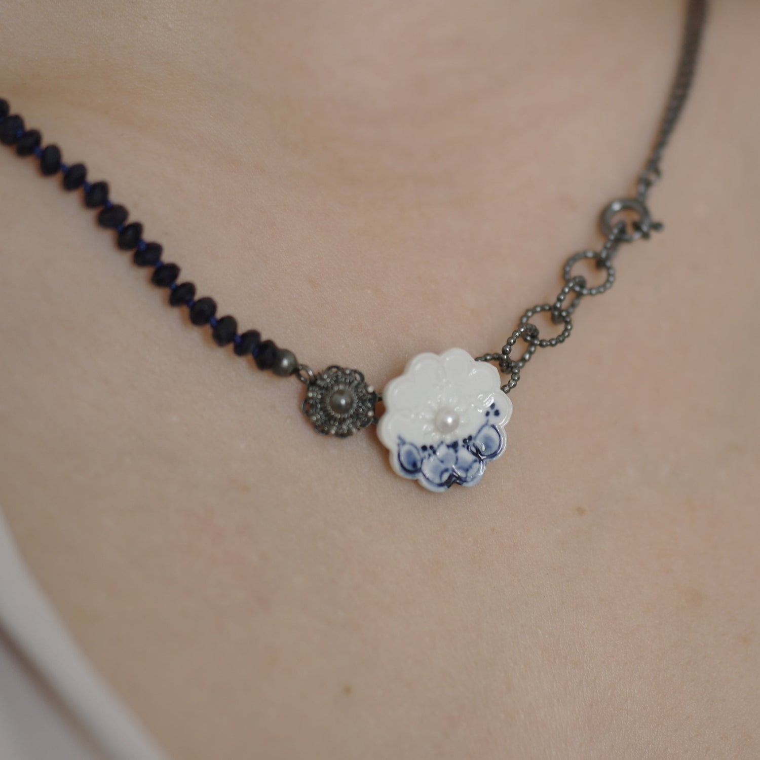 Delfts Blauw ketting, handbeschilderd gezwart met sodaliet - Hester Zagt