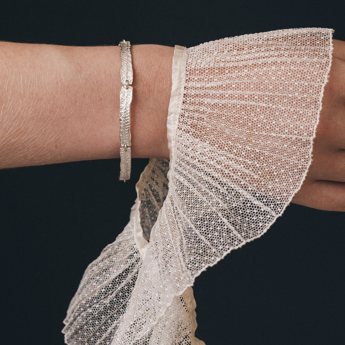 Zilveren armband geinspireerd op kant voor het Rijksmuseum -Hester Zagt