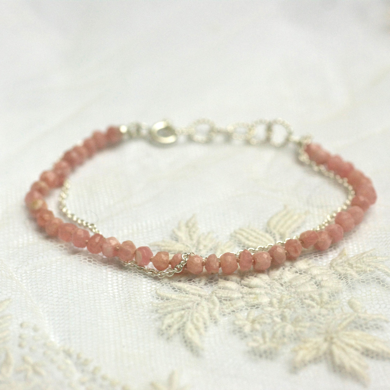 armband in zilver en rodochrosiet-Hester Zagt