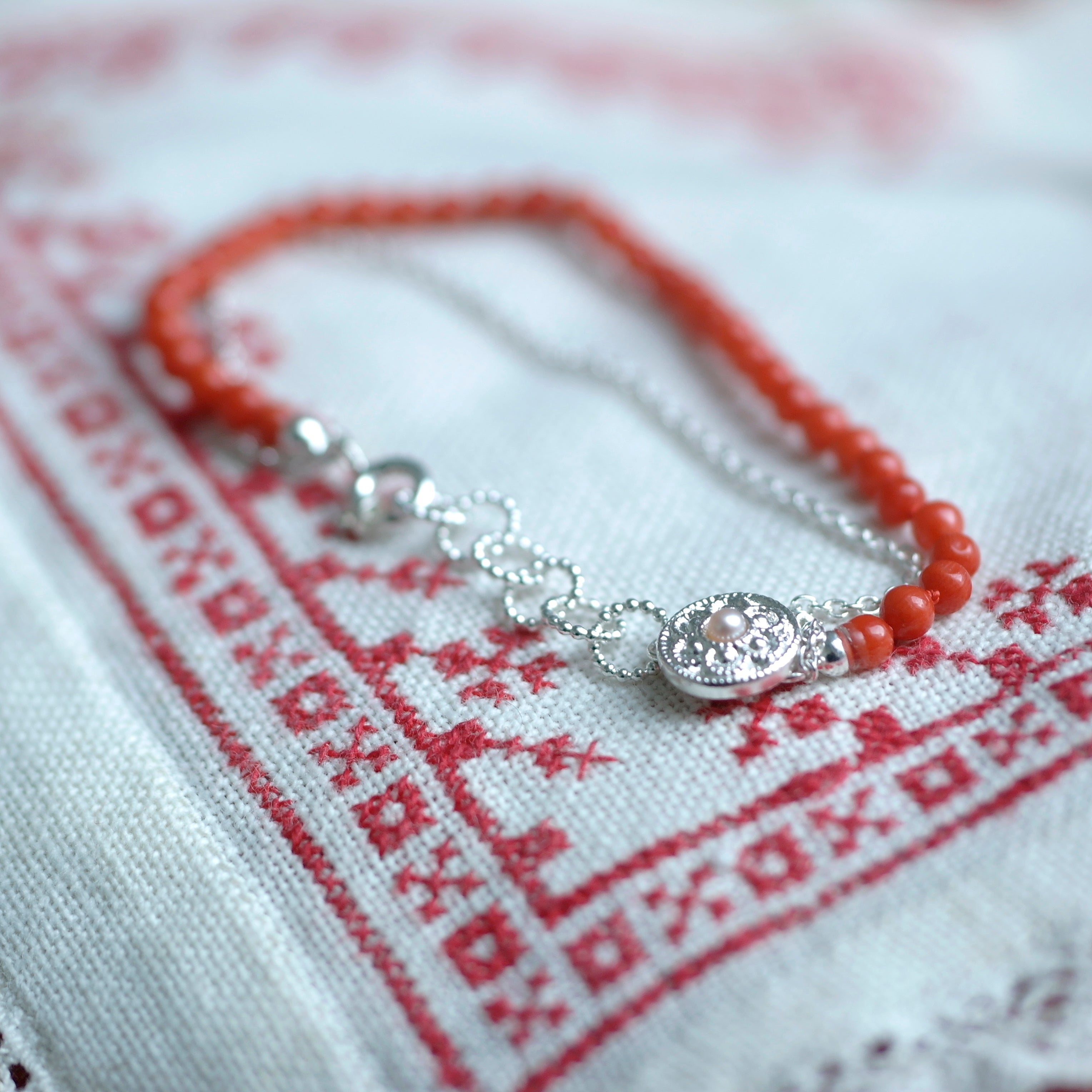 Rotes Blutorallenarmband mit Omas Knopf - Blutkoralle Schmuck