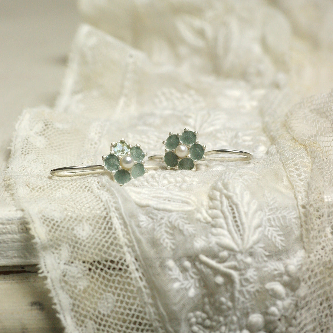 zilveren oorbellen met zeegroen emaille e een parel -Hester Zagt