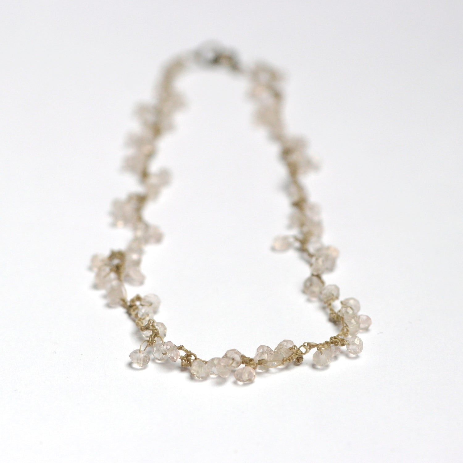 gehaakte ketting met rozenquartz en beige draadje