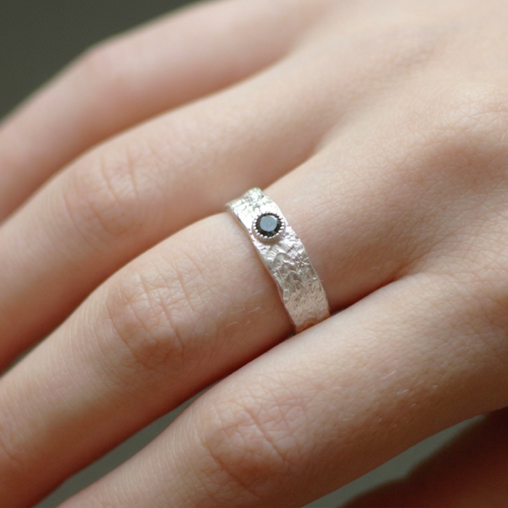 Op kantwerk geïnspireerde ring met spinel-Hester Zagt