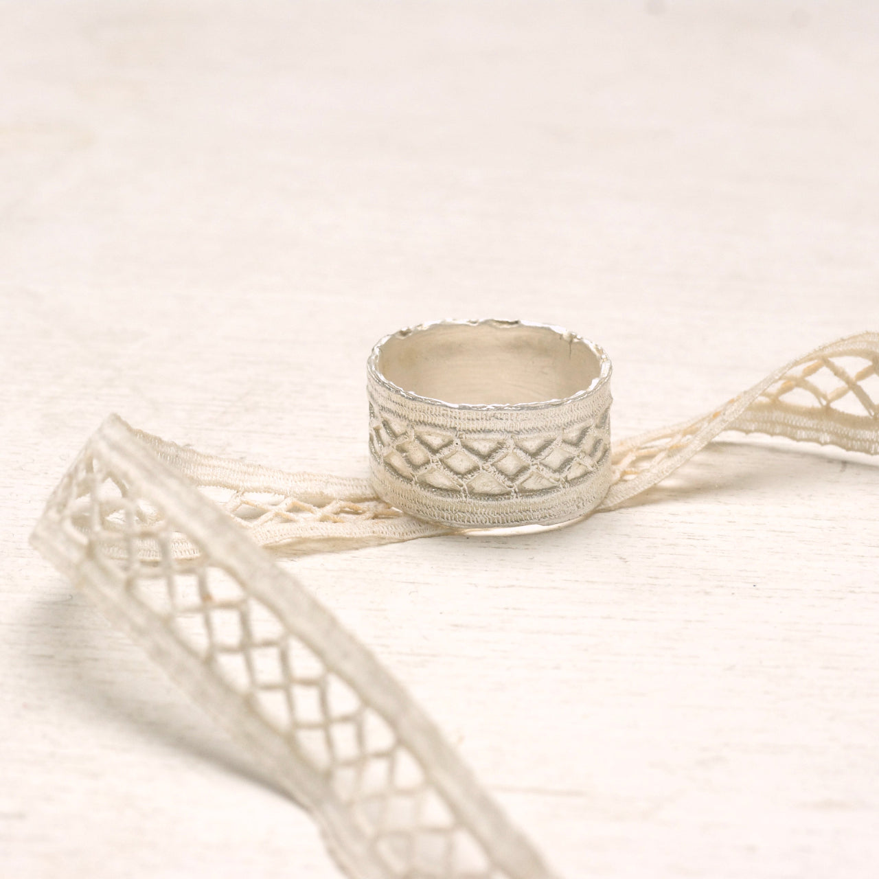 zilveren ring geinspreerd op kantwerk - Hester Zagt