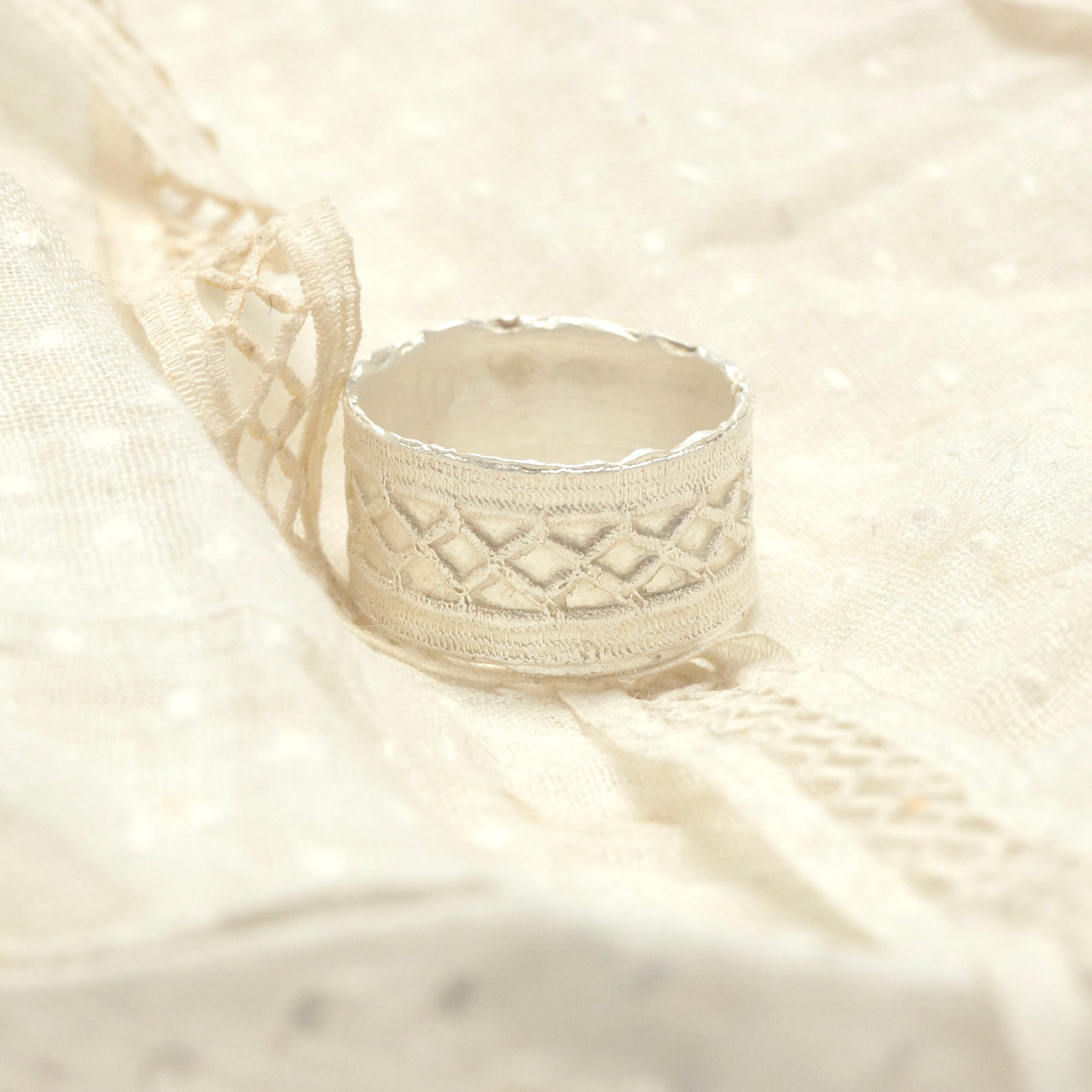 zilveren ring geïnspireerd op kantwerk - Hester Zagt