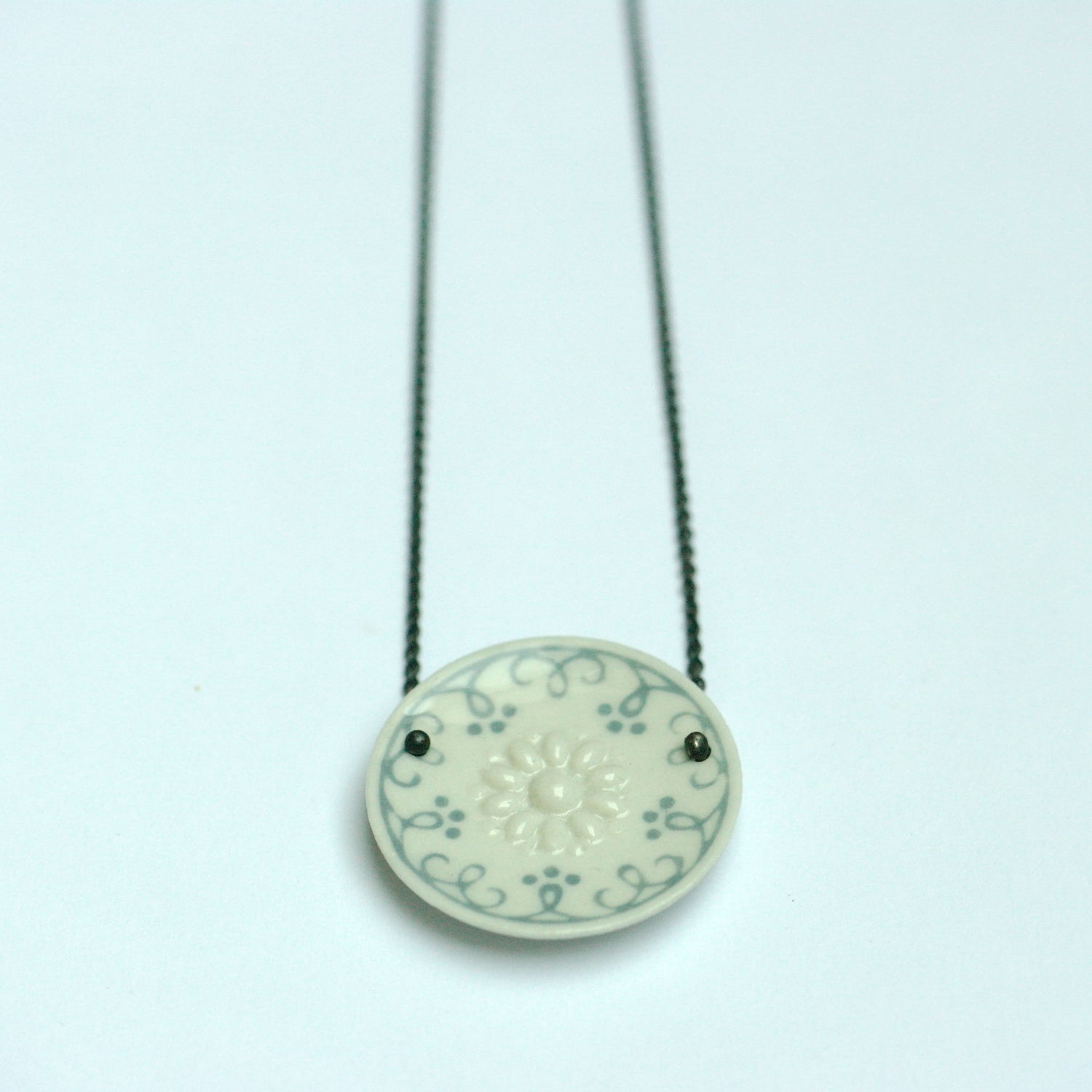 porcelain necklace gray-white