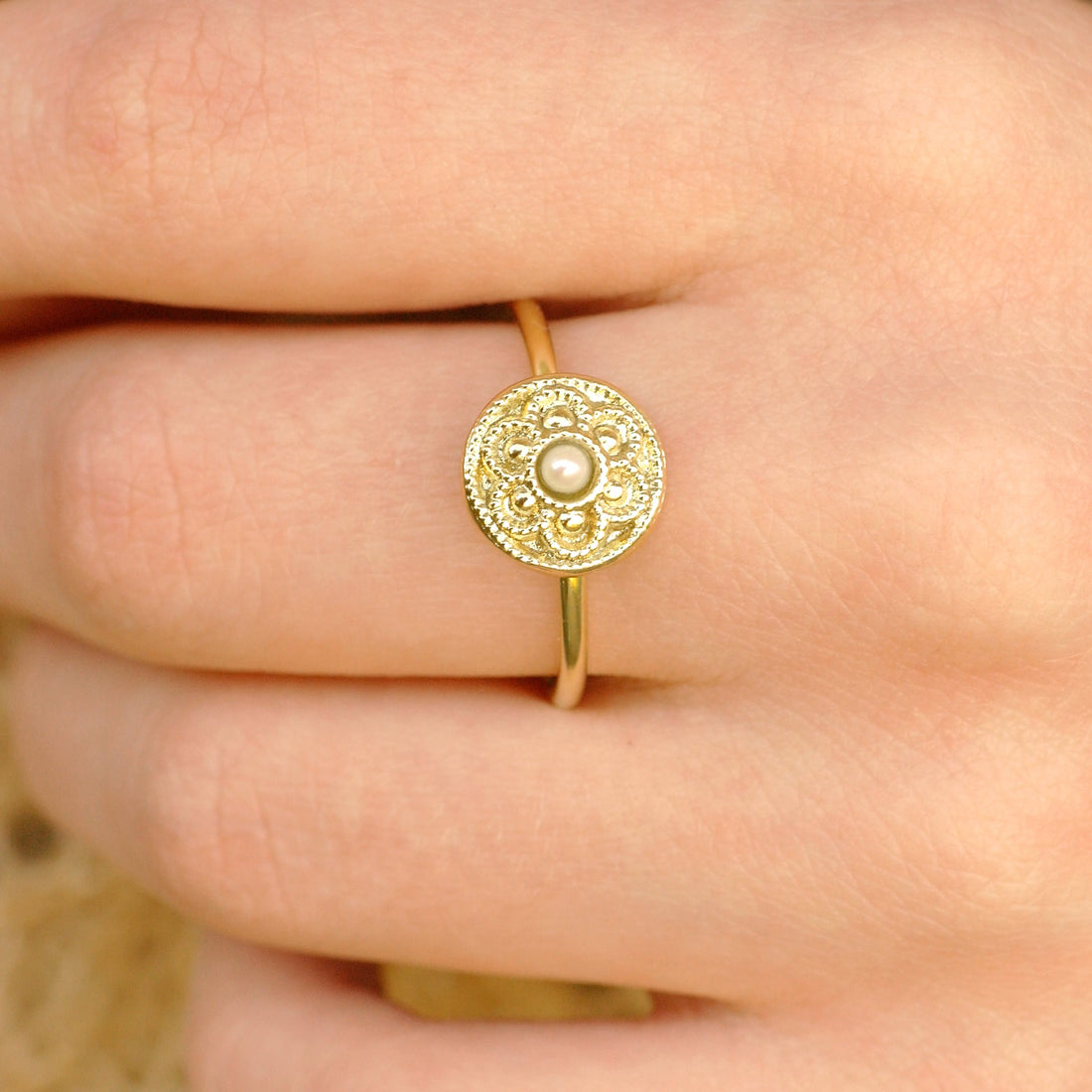 ring knoopje in goud met een parel-Hester Zagt