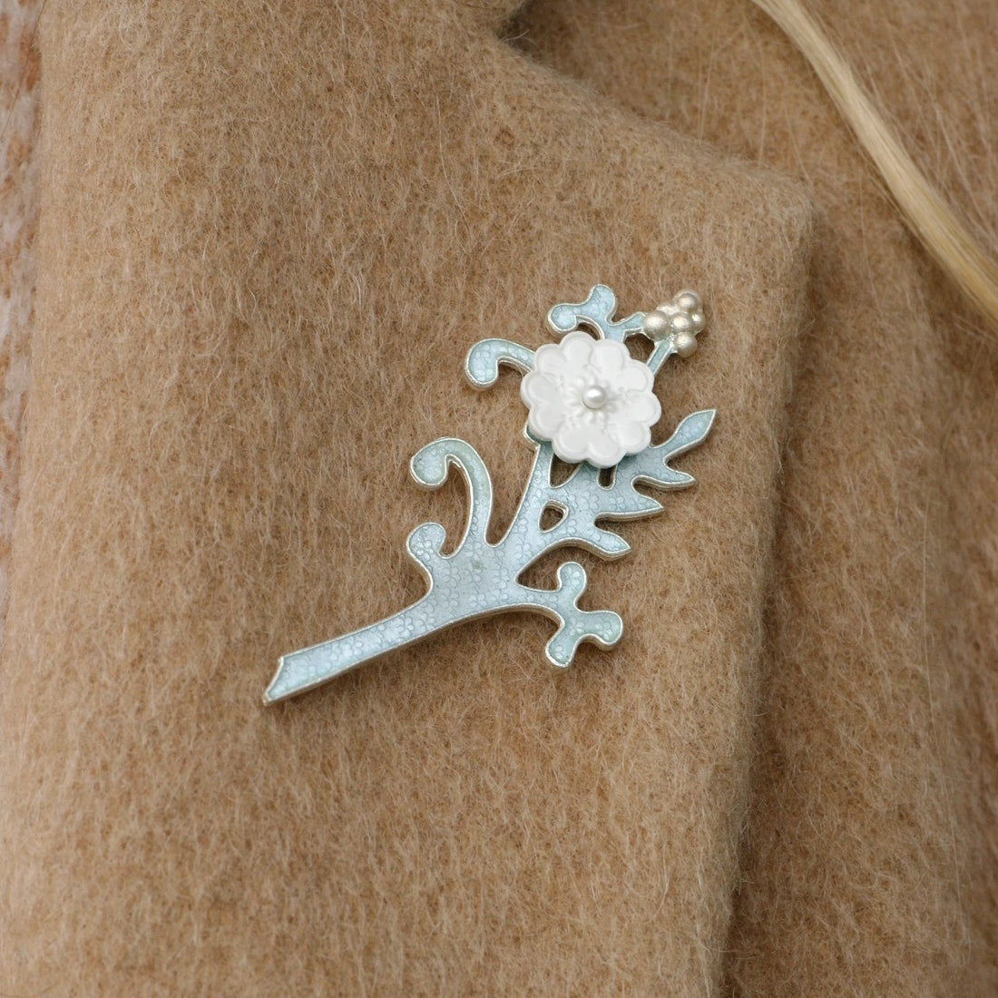 takjes broche met zilver, emaille, porselein en parel - Hester Zagt