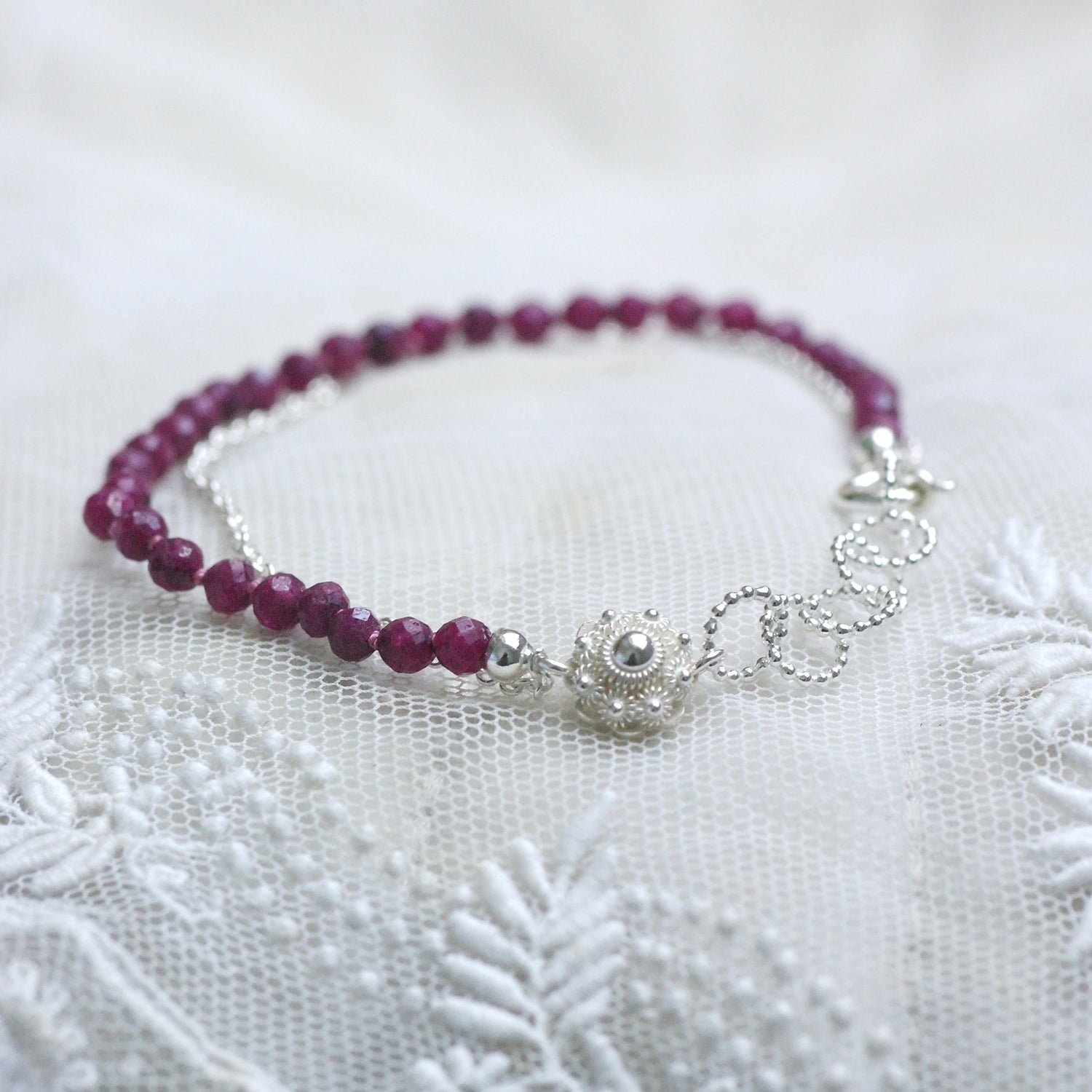 armband met Zeeuwse knoop en robijn in zilver-Hester Zagt