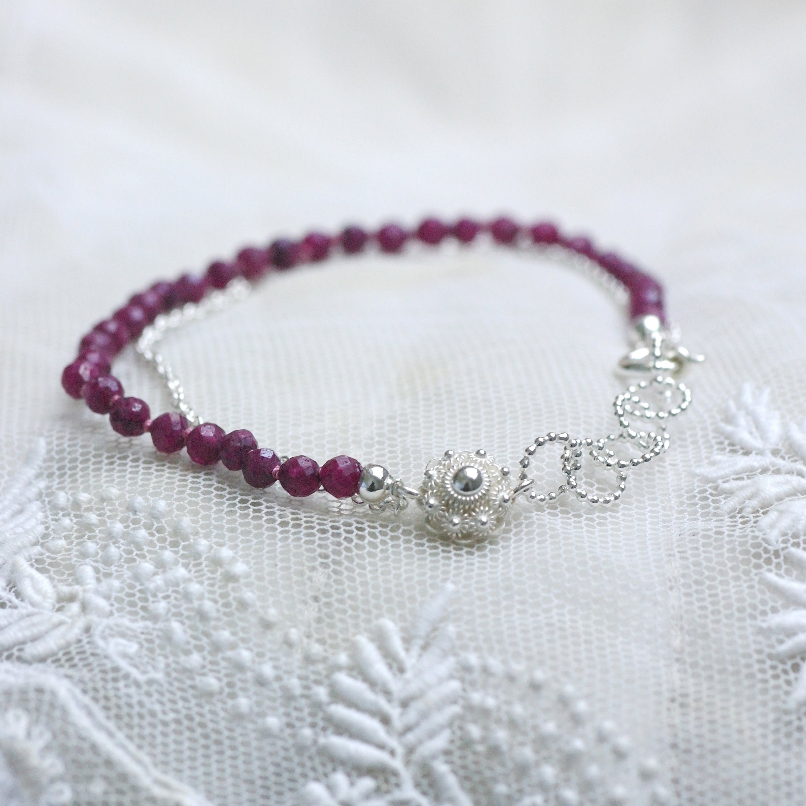 armband met Zeeuwse knoop en robijn in zilver-Hester Zagt
