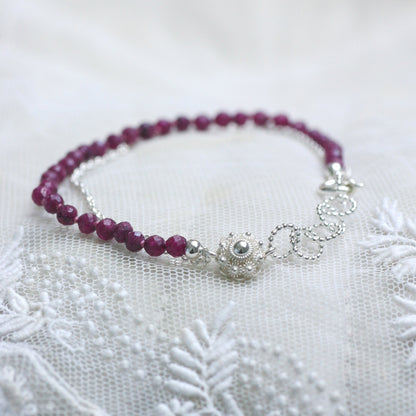 armband met Zeeuwse knoop en robijn in zilver-Hester Zagt