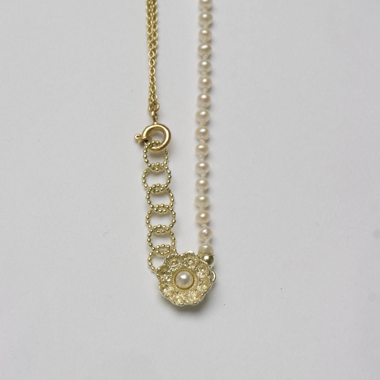 Zeeuwse knoop ketting goud met witte parels - Hester Zagt