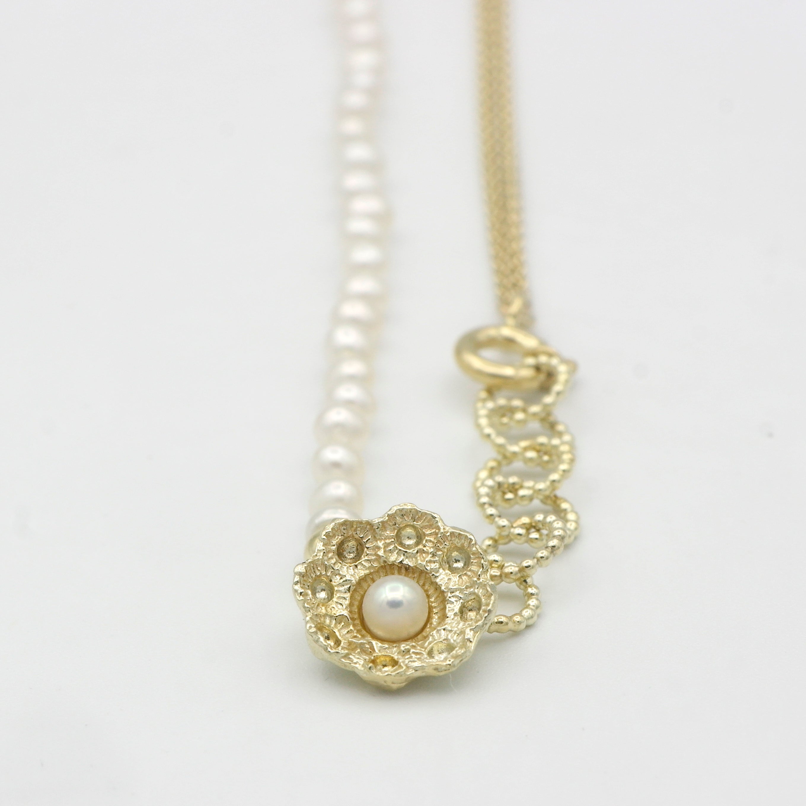 Zeeland button necklace, gold small ornament with white pearls