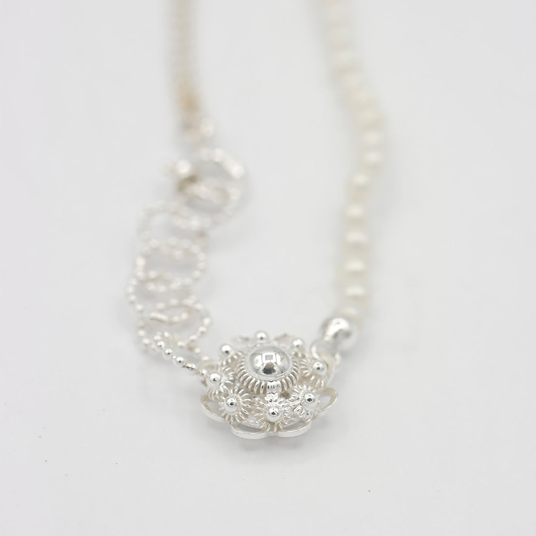 Pearl necklace Zeeland button in silver and white pearls