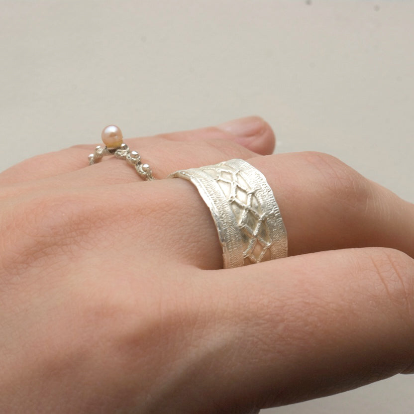 Zilveren ring geinspireerd op kantwerk -Hester Zagt