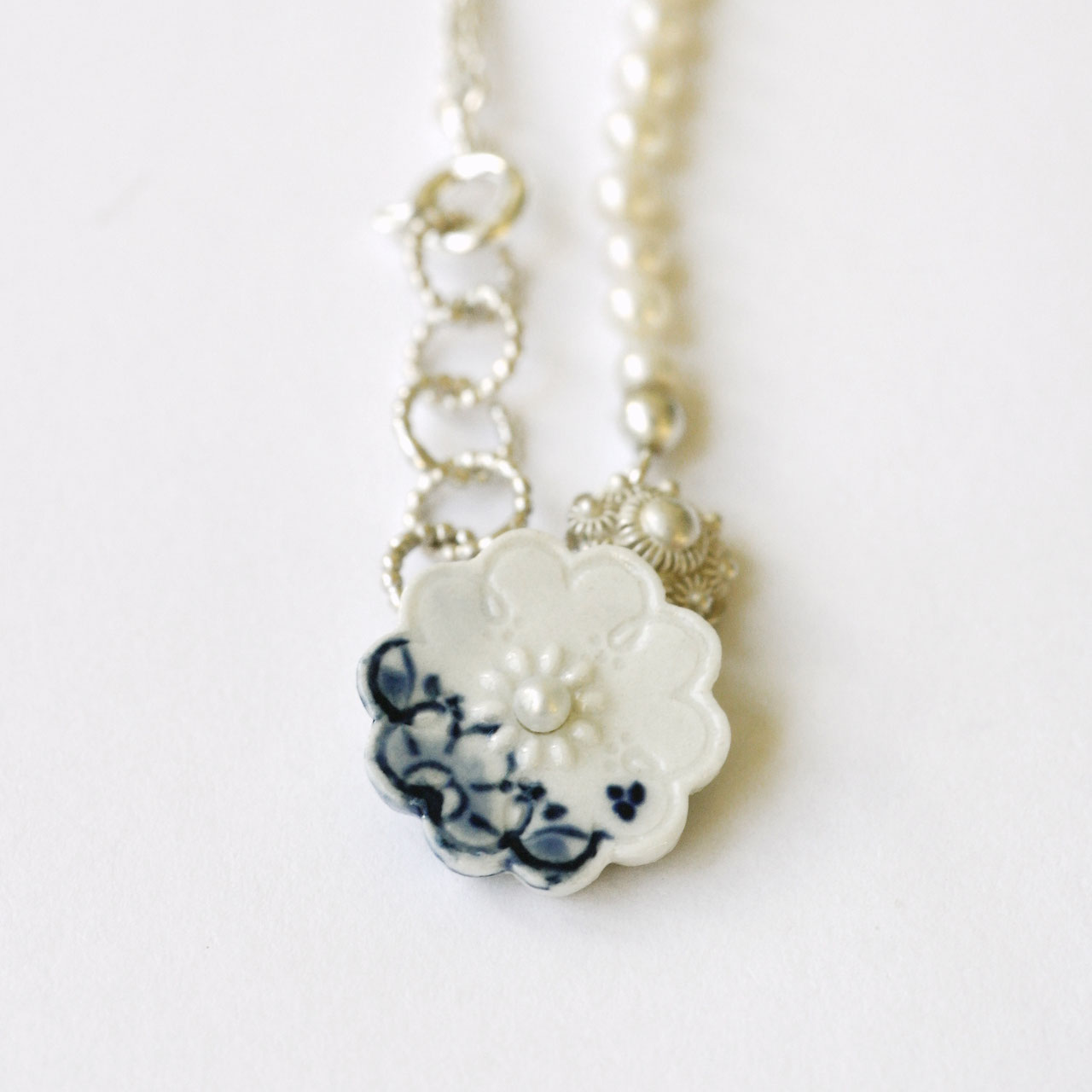 delfts blauw ketting, handbeschilderd met witte parels - Hester Zagt