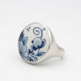 Ring delfts blauw, handbeschilderd in zilver en porselein - Hester Zagt