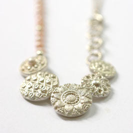 zeeuwse ketting met 5 ronde ornamenten en roze parels - Hester Zagt